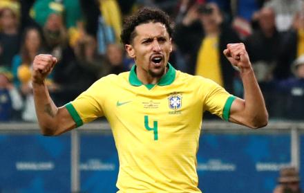 Marquinhos celebra la anotación en los penales.