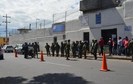 El gobernador de Tungurahua, Juan Ignacio Gortaire, mencionó que la Policía realizó una requisa de rutina en el Centro de Rehabilitación de Ambato y decidió retirar un televisor. Ese hecho alteró, ayer, a los privados de la libertad. Ellos iniciaron una r