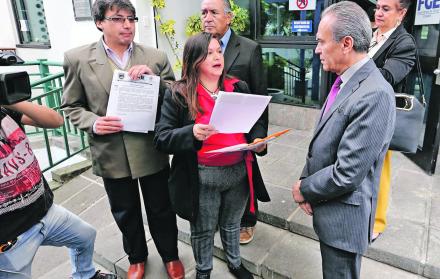 Acción. El secretario general de la Fiscalía, Eduardo Almendáriz, escuchó ayer el reclamo de los maestros.