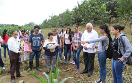 El trabajo de campo de los estudiantes de Ciencias Agrarias fue vigilado por directivos de la Universidad de Guayaquil.