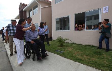 Presidente de Ecuador junto a sus esposa en la entrega de viviendas del Plan Casa para Todos.