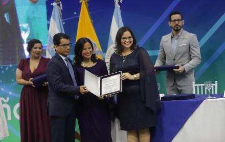 Distinción. El vicerrector, Paúl Herrera, y la rectora, Cecilia Paredes, entregan el diploma a la PhD a Carmen Vaca.
