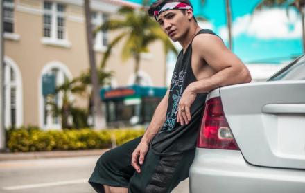 El beso de su personaje, Flavio, con Pablo (Bernardo Flores) levantó críticas en cierta prensa de Ecuador.