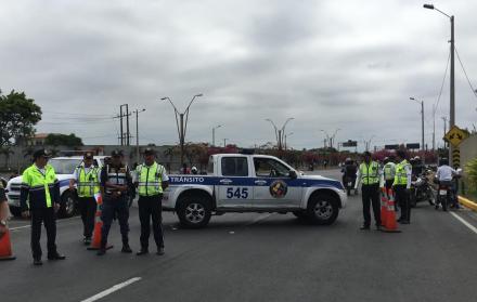 Agentes de la ATM bloquean el puente frente al ECU911 en Samborondón.
