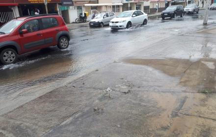 Entre la avenida Guayacanes y la Cuarta, en Urdesa, se evidencia una fuga de agua.