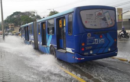 Kilómetro 6,5 de la vía a Daule. Por la cantidad de agua que hubo en la calle, la mayoría de conductores optó por bajar la velocidad al desplazarse.