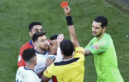 Lo hizo con un documento que tenía adjunta una disculpa de Lionel Messi por sus declaraciones luego del partido con Chile por el tercer puesto de la Copa América de Brasil.