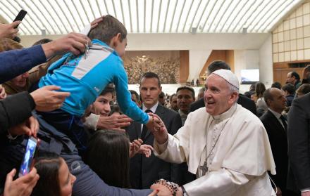 Francisco pidió perdón públicamente por abusos cometidos por la Iglesia chilena, citó de urgencia a Roma a toda la Conferencia Episcopal y recibió en el Vaticano a los tres denunciantes del caso Karadima.