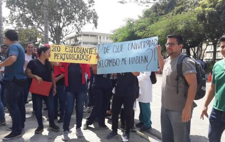 Un grupo de egresados de las carreras de medicina exigen plazas para el internado rotativo.