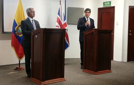 Por la mañana, Duncan brindó una rueda de prensa junto al canciller ecuatoriano José Valencia.