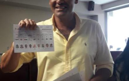 El candidato ejerció su derecho al voto, en le Liceo Panamericano de Samborondón.