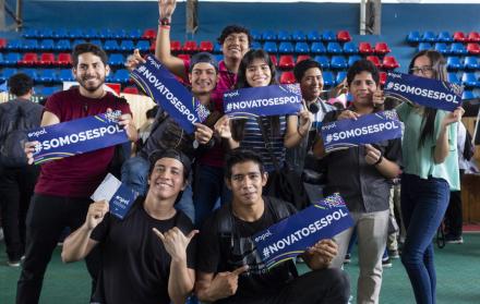 Los novatos fueron recibidos en el coliseo politécnico en un ambiente de alegría y camaradería.