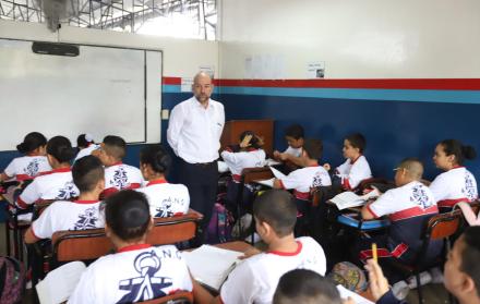 Trabajo. En los planteles se están cumpliendo los lineamientos para recuperar los días de clases perdidas.