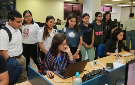 Recorrido por las instalaciones. Un grupo de estudiantes de las instituciones participantes visitó el área de Diseño y Redacción Digital de EXPRESO. 