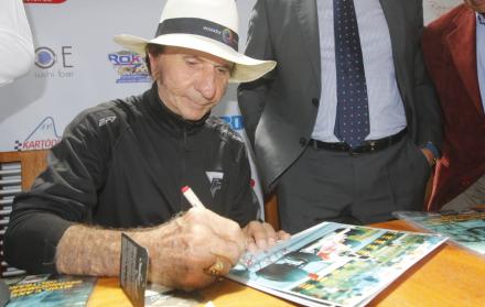 El brasileño recibió un sombrero de paja toquilla de parte del ministerio de Turismo.