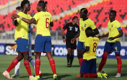 Los jugadores de Ecuador celebran el final del partido contra Argentina durante su partido de fútbol sudamericano sub-20 en el estadio El Teniente en Rancagua, Chile, el 22 de enero de 2019.