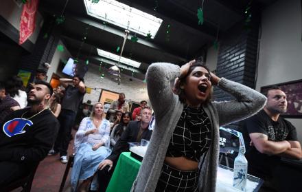 Fanáticos reaccionan al final de Games Of Thrones en California.