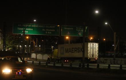 Infracción. Los camiones con carga pesada circulan sin control por el Puente de la Unidad Nacional. Una ordenanza municipal lo prohíbe.