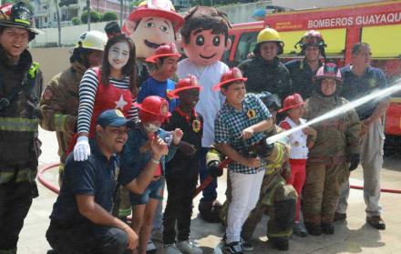 Niños del Hospital Francisco Icaza Bustamente aprendieron tics de como actuar en caso de incendios.