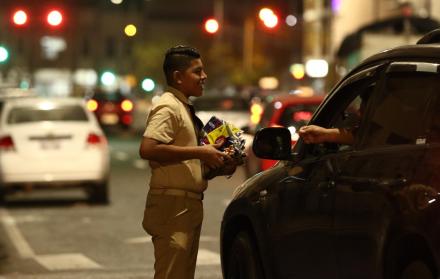 El joven utilizaba el uniforme para vender en los semáforos.