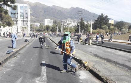 En Quito arrancaron este lunes los trabajos de limpieza. En la imagen, los alrededores del parque El Árbolito tras la protestas.