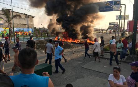 En el cantón Alfredo Baquirizo Moreno (Jujan), una multitud se tomó la vía a la altura del puente que conduce hacia Babahoyo.