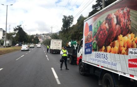 Los carros de carga pesada atraviesan día y noche las carreteras.