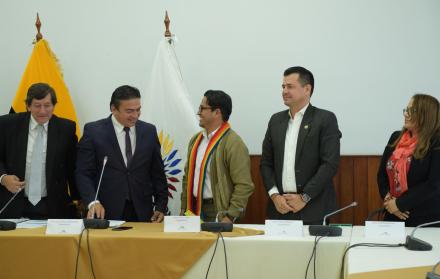Comisión. César Rohón, Fernando Burbano, Jaime Olivo, Carlos Vera y Rosa Orellana: cinco de siete miembros.
