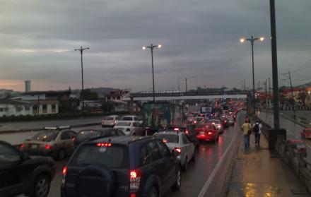 Tráfico vehicular en la avenida Juan Tanca Marengo.