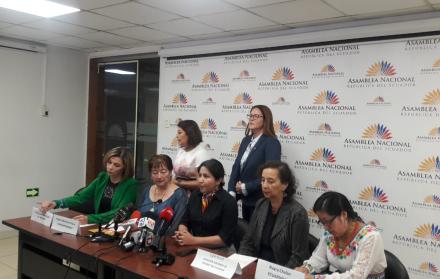 Organizaciones de mujeres entregan a Ximena Peña un documento de respaldo a la despenalización del aborto por violación.