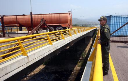Guardia Bolivariana bloquea puente en frontera con Colombia para evitar paso de ayuda humanitaria.
