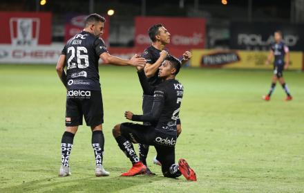 Los jugadores de Independiente en la celebración del segundo tanto.