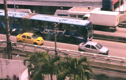 Producto de la colisión, el capot del taxi que iba detrás del vehículo quedó abollado.