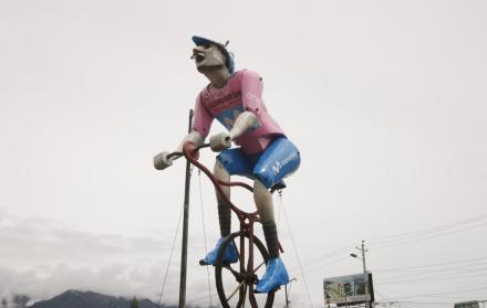La estatua está ubicada al norte de Quito.