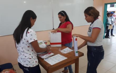 En Babahoyo, provincia de Los Ríos, 36 Juntas Receptoras del Voto de la Universidad Técnica de Babahoyo pasaron a la Unidad Educativa Emigdio Esparza Moreno.