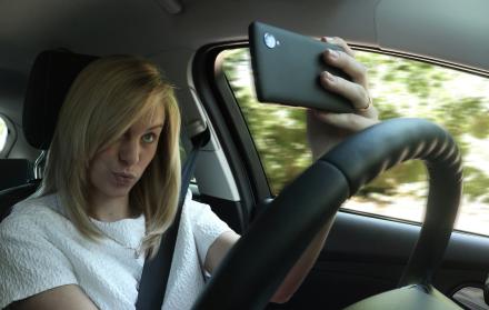 Tomarse selfies, hacer llamadas y enviar mensajes no están permitidos al volante. 