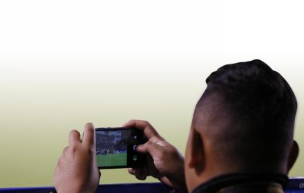 Innovación. Varios hinchas siguieron en sus celulares los juegos de Liga de Quito y Emelec, por Copa Libertadores. Hubo quejas por la calidad de la señal.