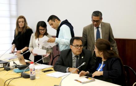 Documentación. Francisco Segovia (en el centro) entrega a la comisión los certificados de sus cuentas cerradas.