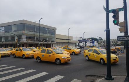 Taxistas bloquearon las calles de la urbe.