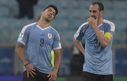 Suárez (i), quien marcó el primero para Uruguay, mostró su impotencia por el resultado.