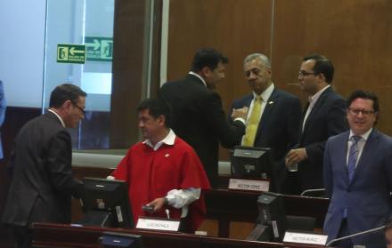 Protagonistas. Luis Pachala, en el centro, abriga aún una última esperanza. César Litardo, atrás de él, deberá asegurar el apoyo de su bancada.