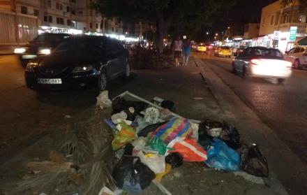 Acumulación de basura en a vía principal.