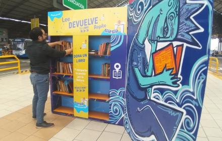 Metroteca en la parada de la terminal terrestre de Guayaquil. 