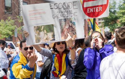 Decenas de personas se manifiestan frente a la embajada de Venezuela en Washington.