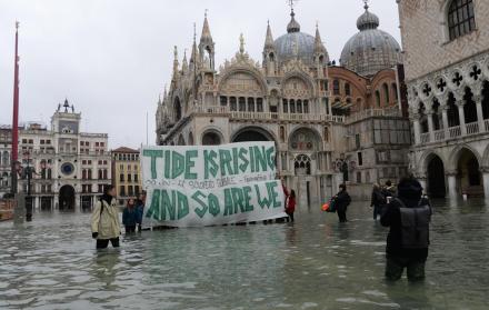 Turistas mostraron pancarta con mensaje de conciencia ambiental.