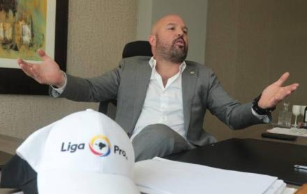 El presidente de la LigaPro fue criticado por girar un cheque personal para ayudar a Barcelona.