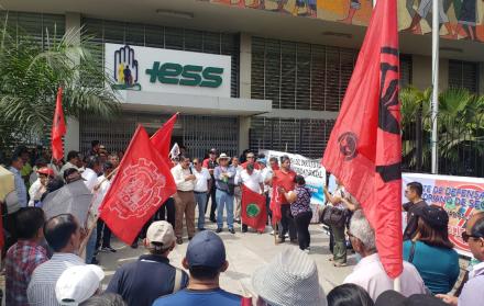 A la Caja del Seguro, en el centro de Guayaquil, llegaron manifestantes para exponer su rechazo a las reformas tributarias del Gobierno.