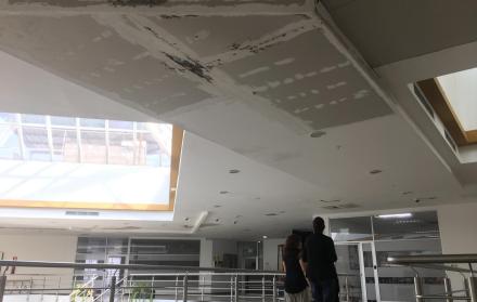 La cubierta. Permanece parchada en algunos puntos y en otros, con parte del cielo falso deteriorado.
