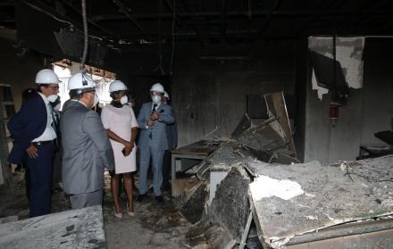 Instalaciones. El contralor Celi, la fiscal Salazar y otras autoridades, durante una visita al edificio incendiado.