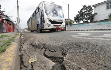 La avenida Clemente Ballén es otra de las vías afectadas por el peso de los vehículos que transitan por ahí y las lluvias de la presente estación. Los carros circulan con dificultad por encima de los baches y de las grietas que se han formado en la calza